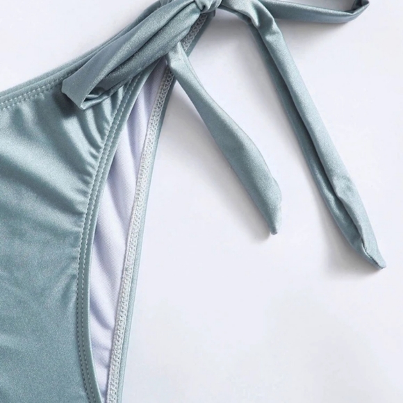 Bikini - Picture 3 of 7